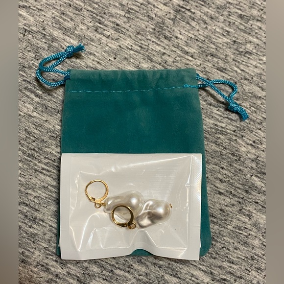 Pearl like drop earrings - Picture 1 of 2